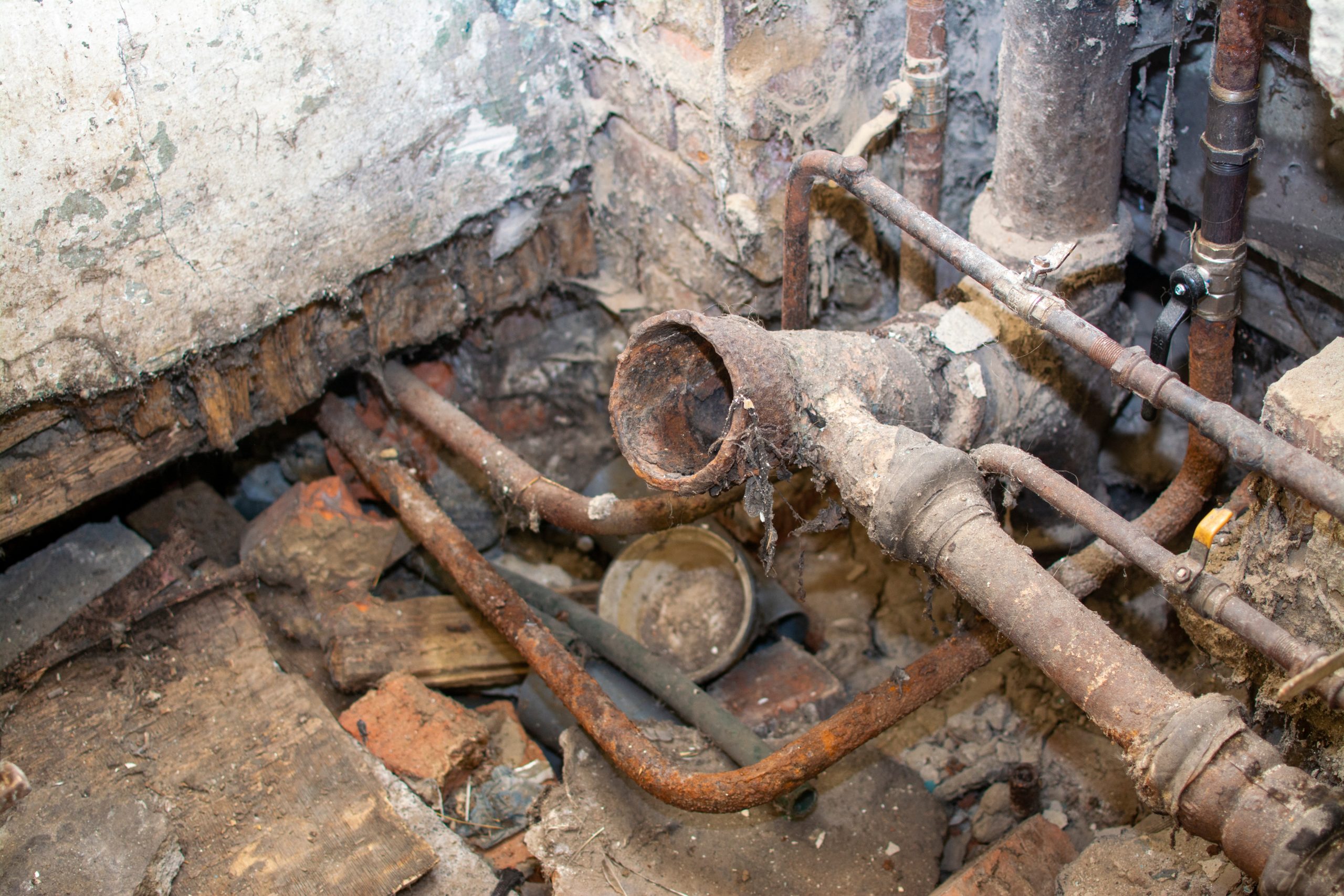 alte und rostige Hauswasserleitungen